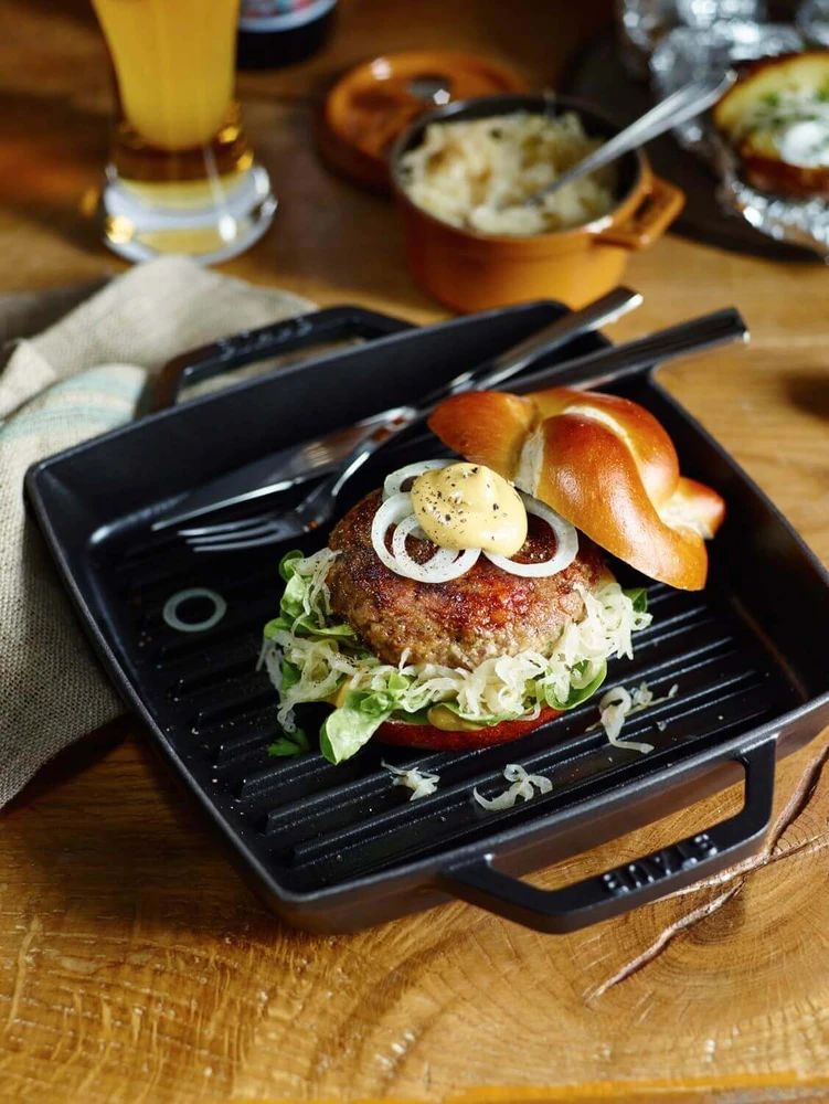 STAUB 40511-783-0 kvadratinė ketaus keptuvė su dviem rankenomis, 33 cm, juoda