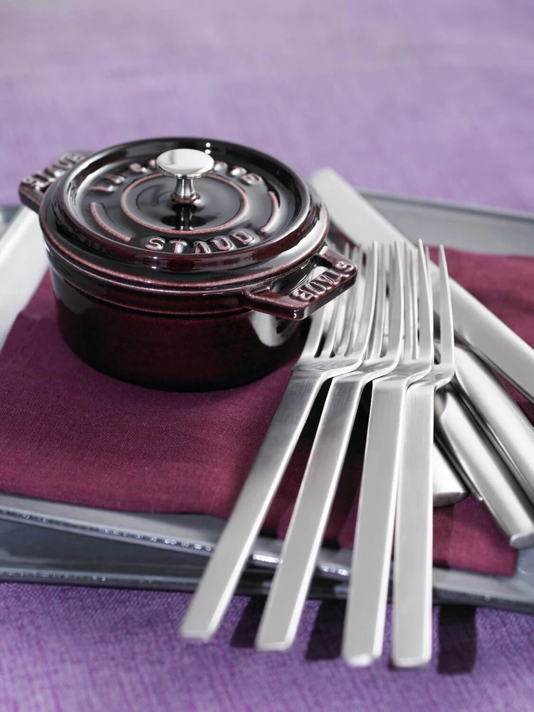 Staub apvalus ketaus mini puodas - 250 ml, grenadinas