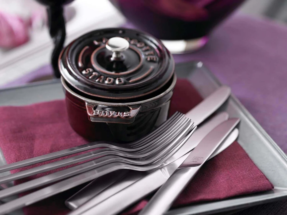 Staub apvalus ketaus mini puodas - 250 ml, grenadinas
