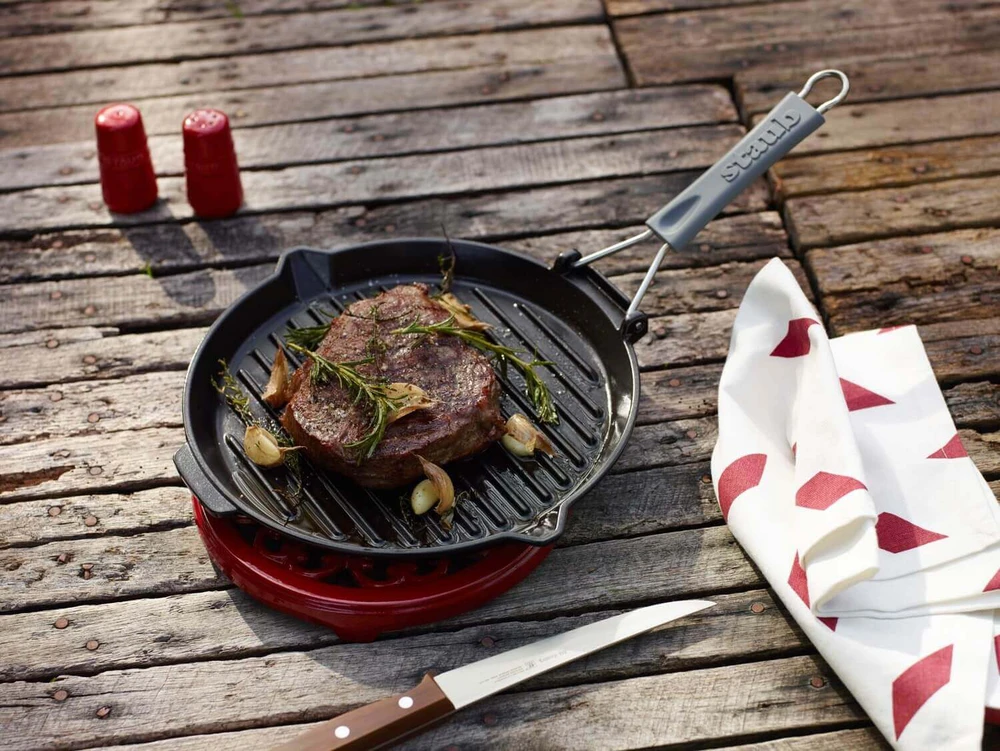 STAUB Apvali ketaus grilio keptuvė 27 cm, juoda