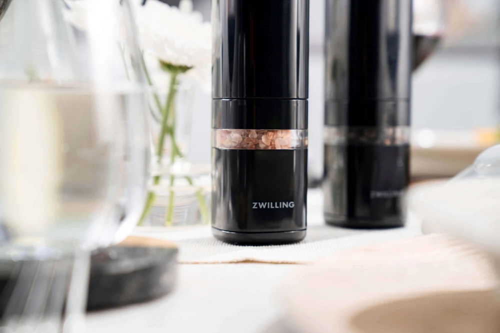 ZWILLING ENFINIGY Elektrinis druskos ir pipirų malūnėlis, juodas