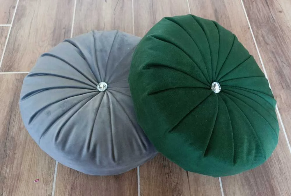 Apvali dekoratyvinė pagalvėlė iš pliušinio veliūro, raudona, 35 cm