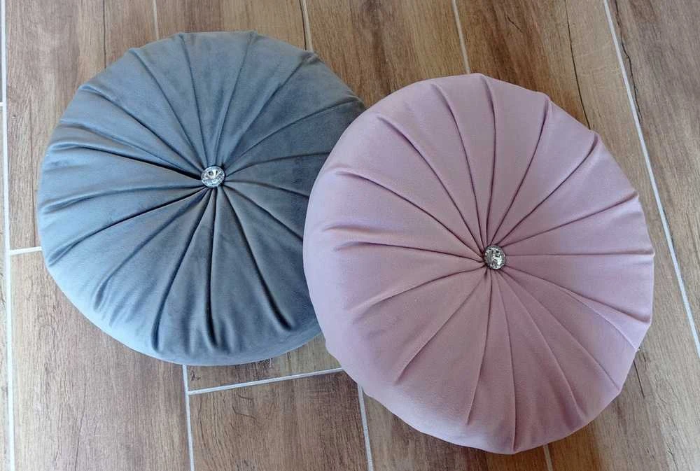 Apvali dekoratyvinė pagalvėlė iš pliušinio veliūro, raudona, 35 cm