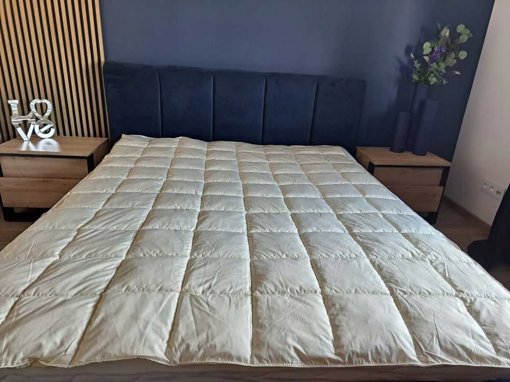 Lengva vasarinė antklodė 160x200 cm – antialerginė, kreminės spalvos