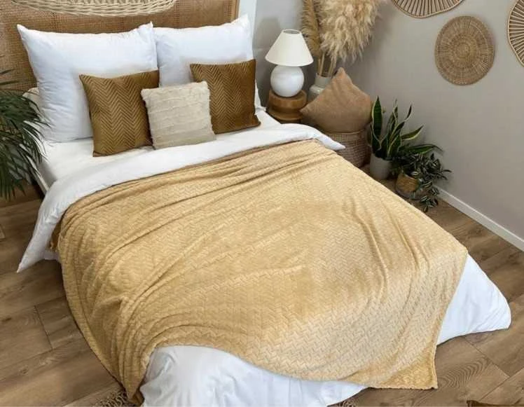 Lovatiesė–pledas 160x200 cm su įspaustu eglutės raštu, smėlio spalvos
