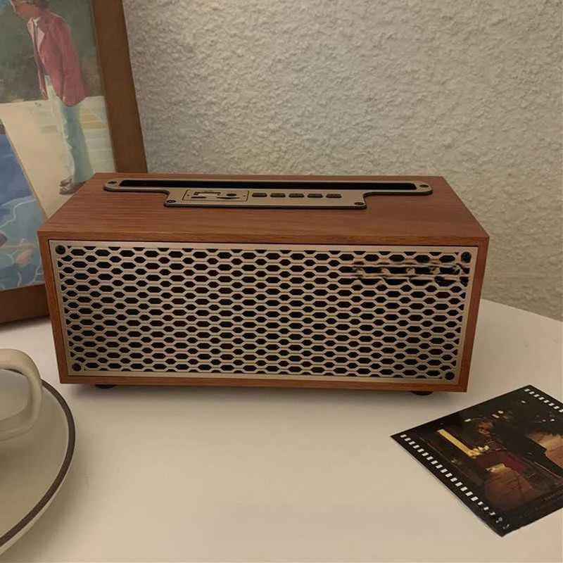 Medinė retro stiliaus „Bluetooth“ kolonėlė su radiju, 8 W galia ir bosu