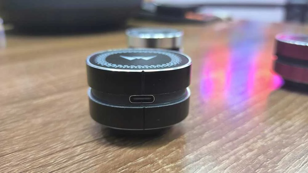 Mini „Bluetooth“ kolonėlė su kaulinio laidumo technologija, RGB apšvietimu ir siurbtuku