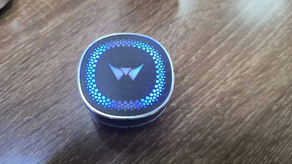 Mini „Bluetooth“ kolonėlė su kaulinio laidumo technologija, RGB apšvietimu ir siurbtuku