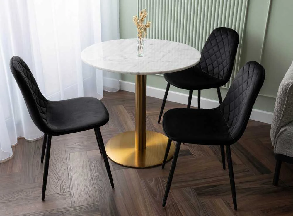 Moderni veliūrinė kėdė su juodomis metalinėmis kojomis, juoda
