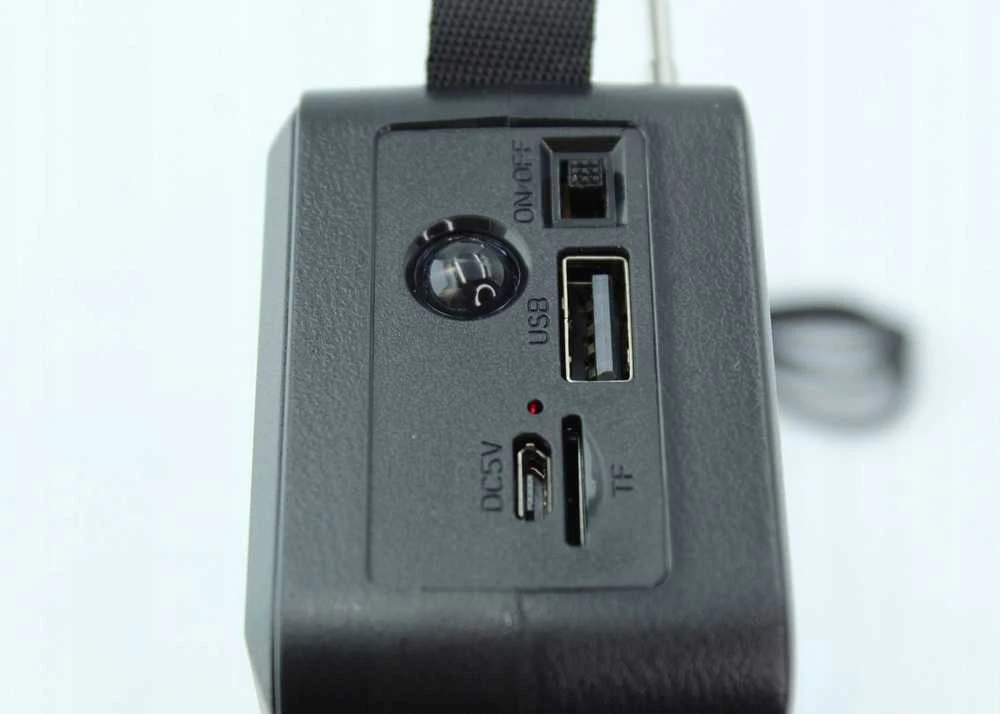 Nešiojama belaidė „Bluetooth“ kolonėlė su saulės įkrovimu ir radiju
