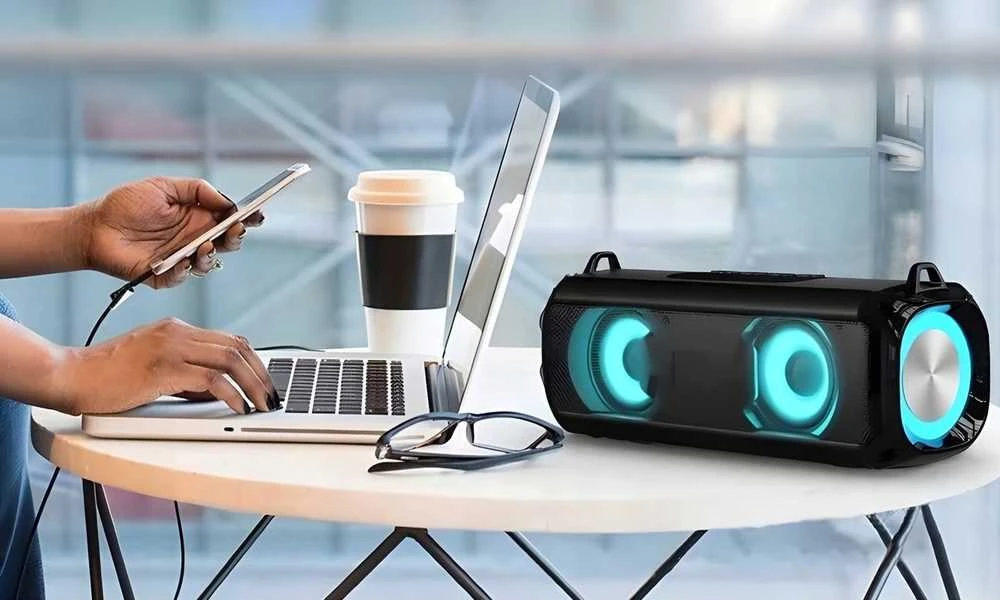 Nešiojama belaidė „Bluetooth“ kolonėlė su LED apšvietimu ir radiju