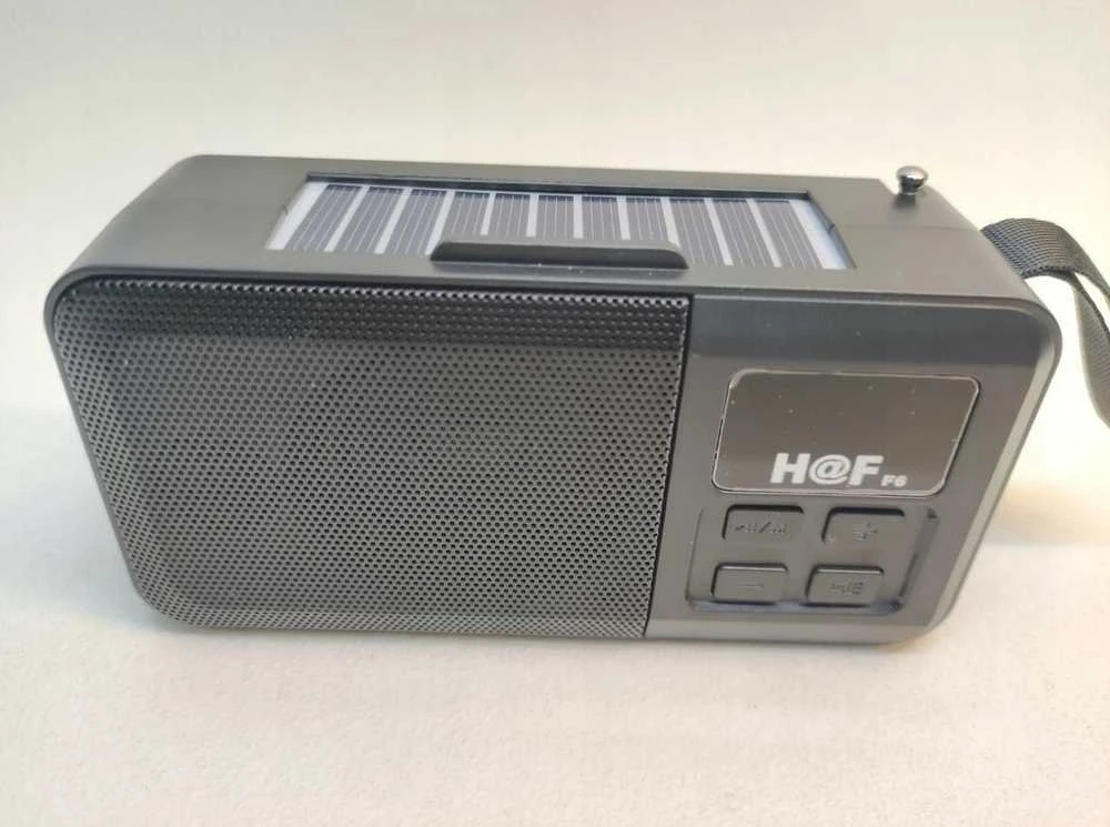 Nešiojama belaidė „Bluetooth“ kolonėlė su saulės įkrovimu ir radiju