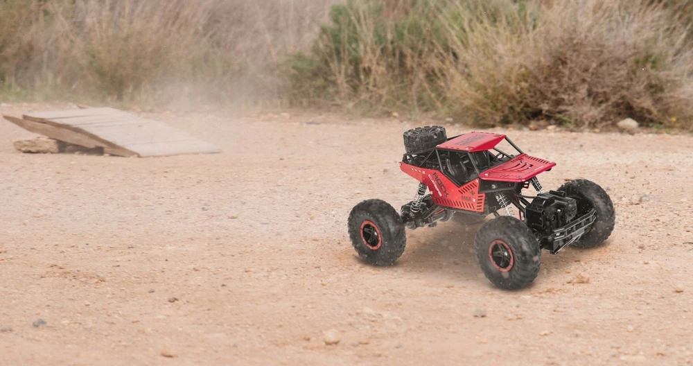 Nuotoliniu būdu valdomas visureigis 2Kids Toys, 1:16, 4x4, raudonas