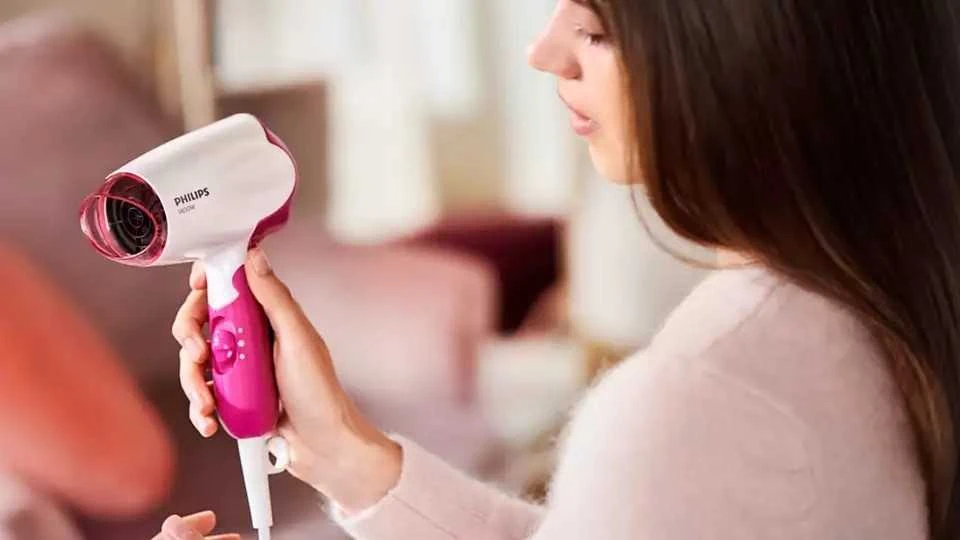 Philips 1400 W sulankstomas plaukų džiovintuvas – kompaktiškas ir kelionėms paruoštas.