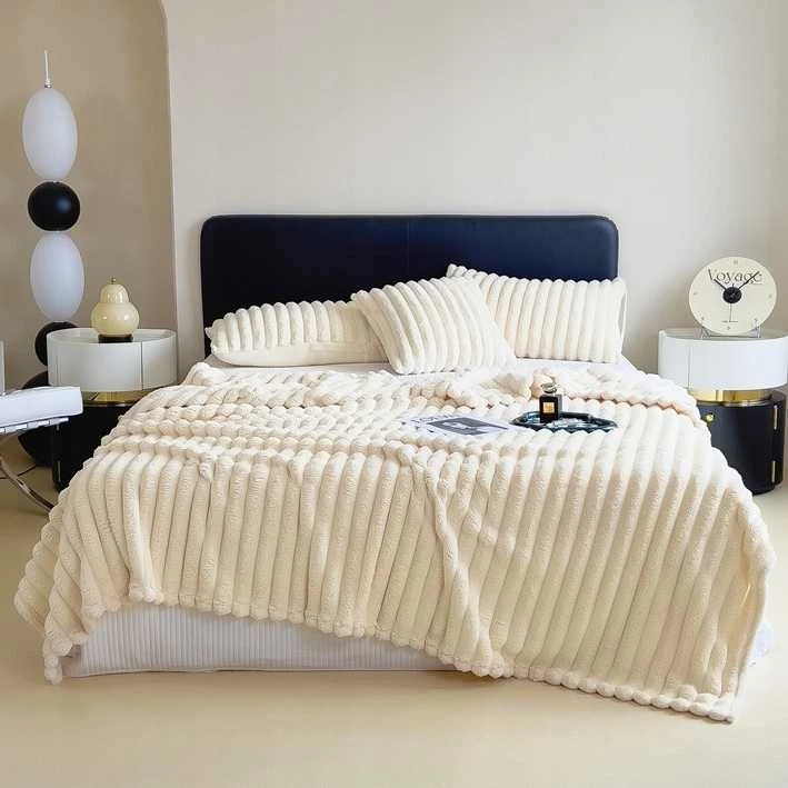 Pliušinė antklodė 160x200 cm su reljefinėmis juostomis, kreminė ecru