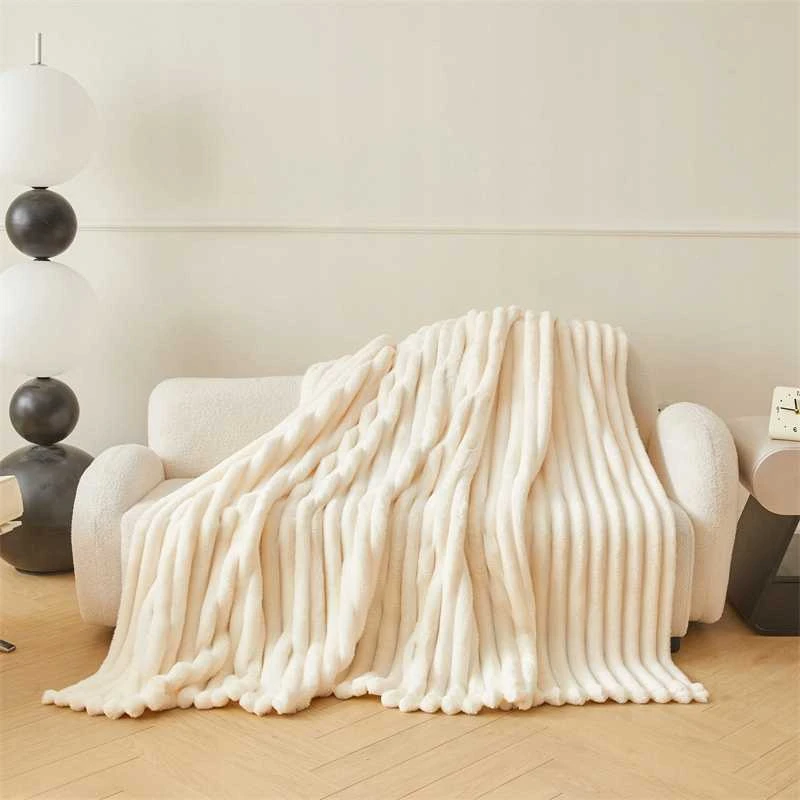 Pliušinis pledas 200x220 cm su 3D reljefinėmis juostomis – kreminė lovatiesė