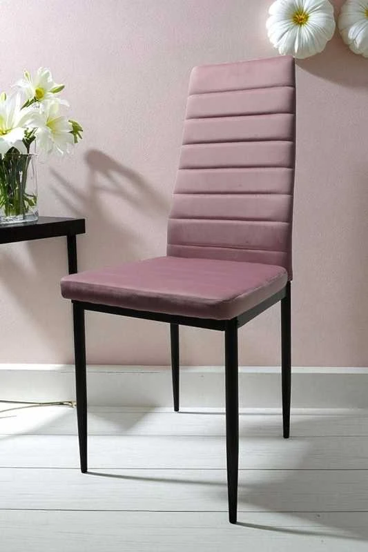 Pudros rožinė veliūrinė kėdė – elegancija ir komfortas moderniam interjerui