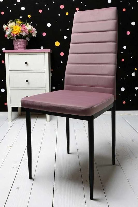 Pudros rožinė veliūrinė kėdė – elegancija ir komfortas moderniam interjerui