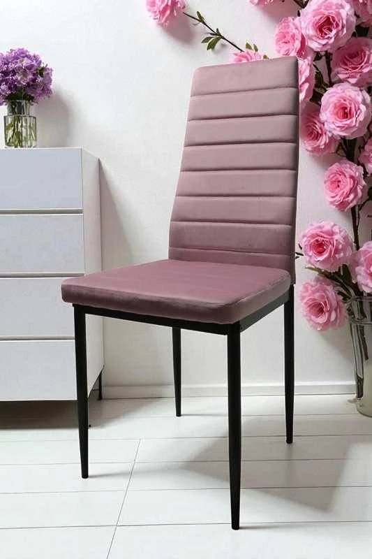 Pudros rožinė veliūrinė kėdė – elegancija ir komfortas moderniam interjerui