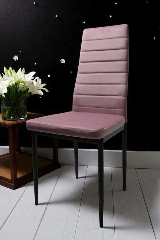 Pudros rožinė veliūrinė kėdė – elegancija ir komfortas moderniam interjerui