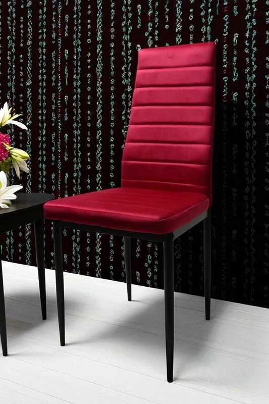 Rožinė-raudona veliūrinė kėdė – elegancija ir komfortas moderniam interjerui