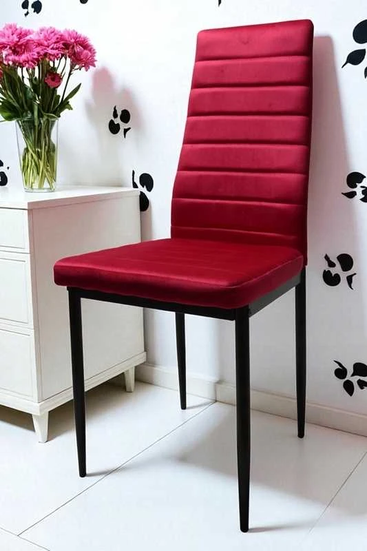 Rožinė-raudona veliūrinė kėdė – elegancija ir komfortas moderniam interjerui