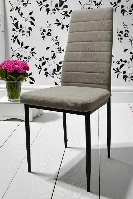 Smėlio spalvos minkšta kėdė CURIO su dygsniuotu atlošu – glamour stilius