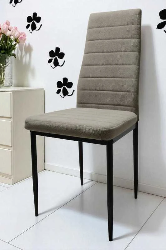 Smėlio spalvos minkšta kėdė CURIO su dygsniuotu atlošu – glamour stilius