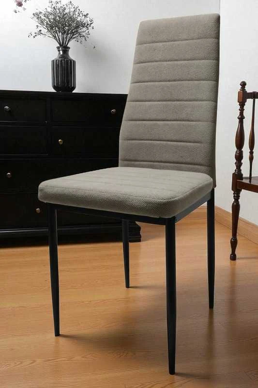 Smėlio spalvos minkšta kėdė CURIO su dygsniuotu atlošu – glamour stilius