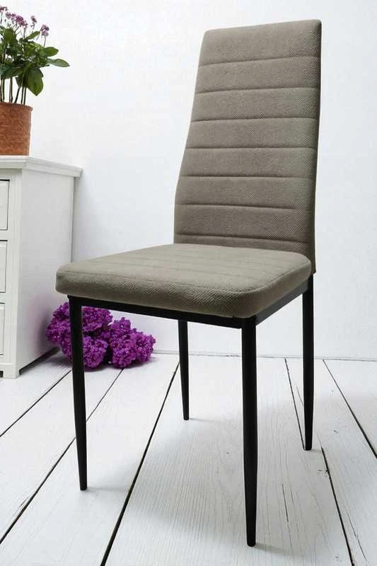 Smėlio spalvos minkšta kėdė CURIO su dygsniuotu atlošu – glamour stilius