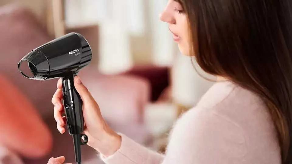 Sulankstomas plaukų džiovintuvas Philips 1200 W – lengvas ir patogus kelionėms.
