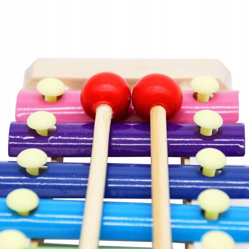 Vaikiškas muzikos instrumentų rinkinys. cimbolai, barškučiai, būgnai ir lazdelės
