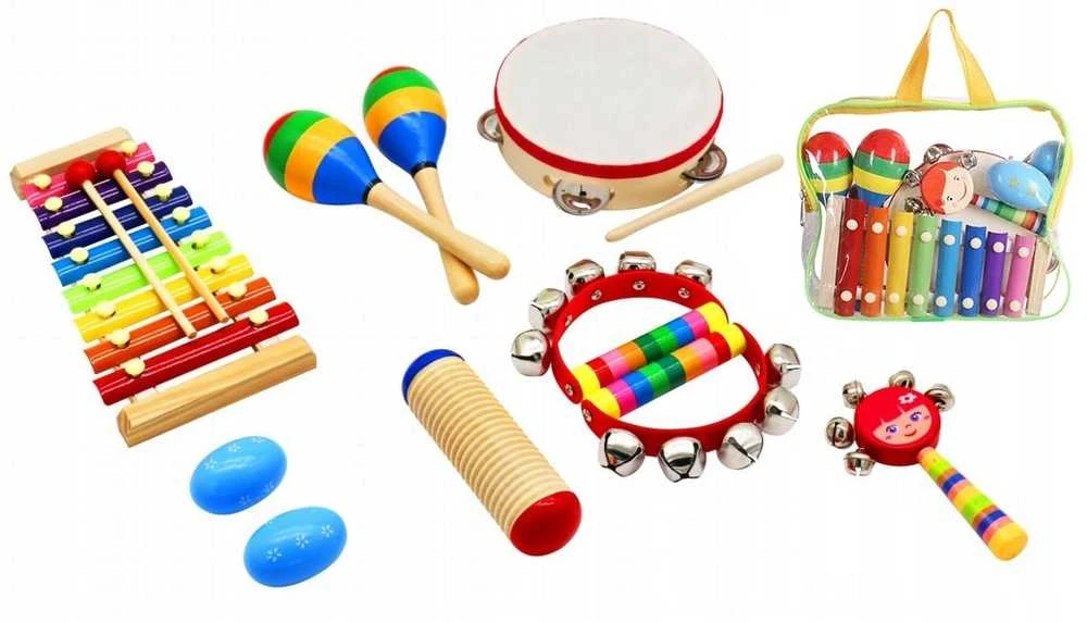 Vaikiškas muzikos instrumentų rinkinys. cimbolai, barškučiai, būgnai ir lazdelės
