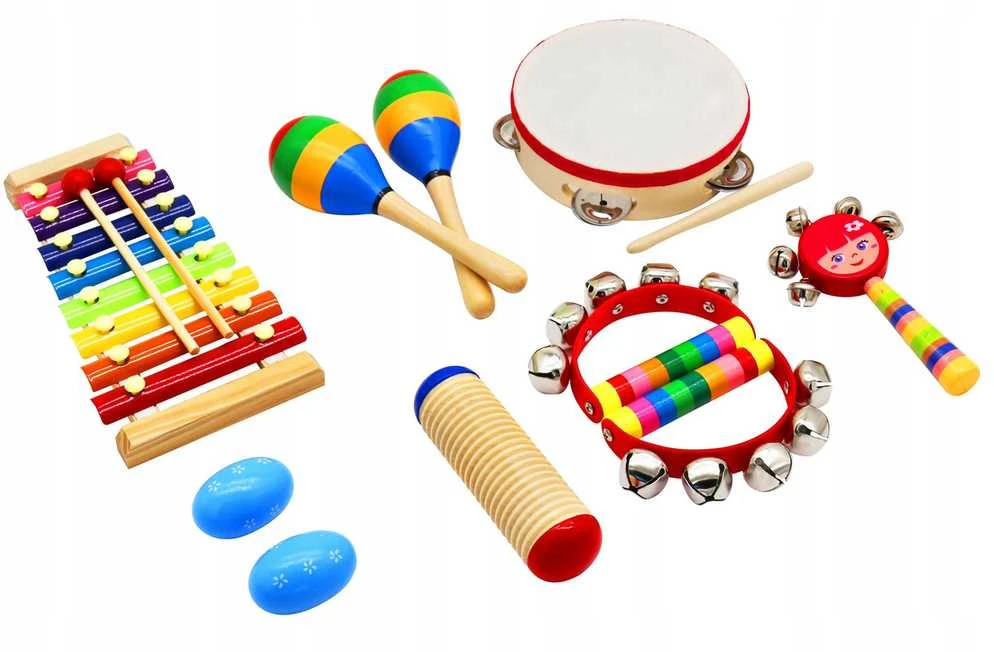 Vaikiškas muzikos instrumentų rinkinys. cimbolai, barškučiai, būgnai ir lazdelės