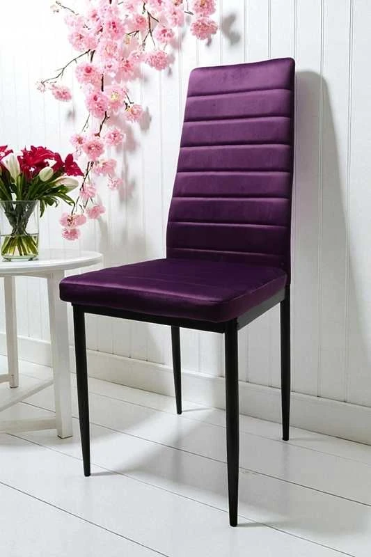 Violetinė veliūrinė kėdė – elegancija ir komfortas moderniai svetainei