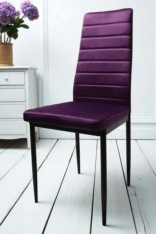 Violetinė veliūrinė kėdė – elegancija ir komfortas moderniai svetainei