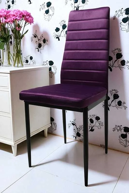 Violetinė veliūrinė kėdė – elegancija ir komfortas moderniai svetainei