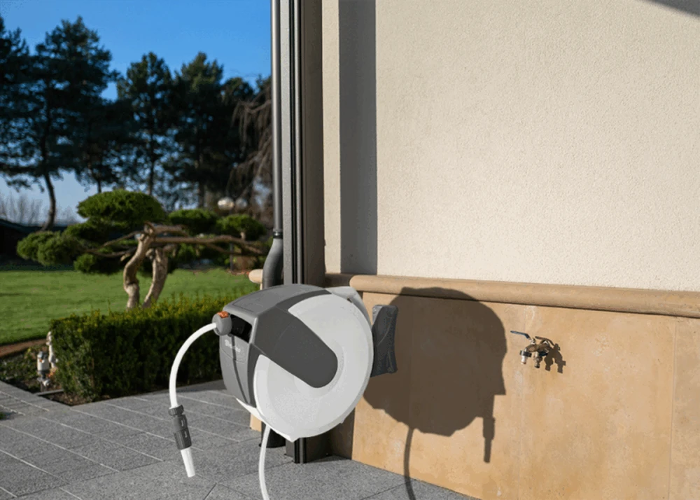 Automatinė žarnos ritė Bradas Baltas LINE su laistymo žarna 1/2" 20m ir priedais
