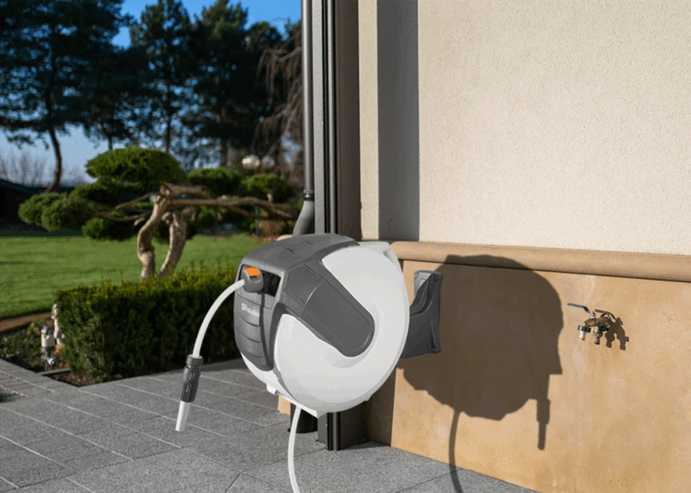 Automatinė žarnos ritė Bradas Baltas LINE su laistymo žarna 1/2" 35m ir priedais