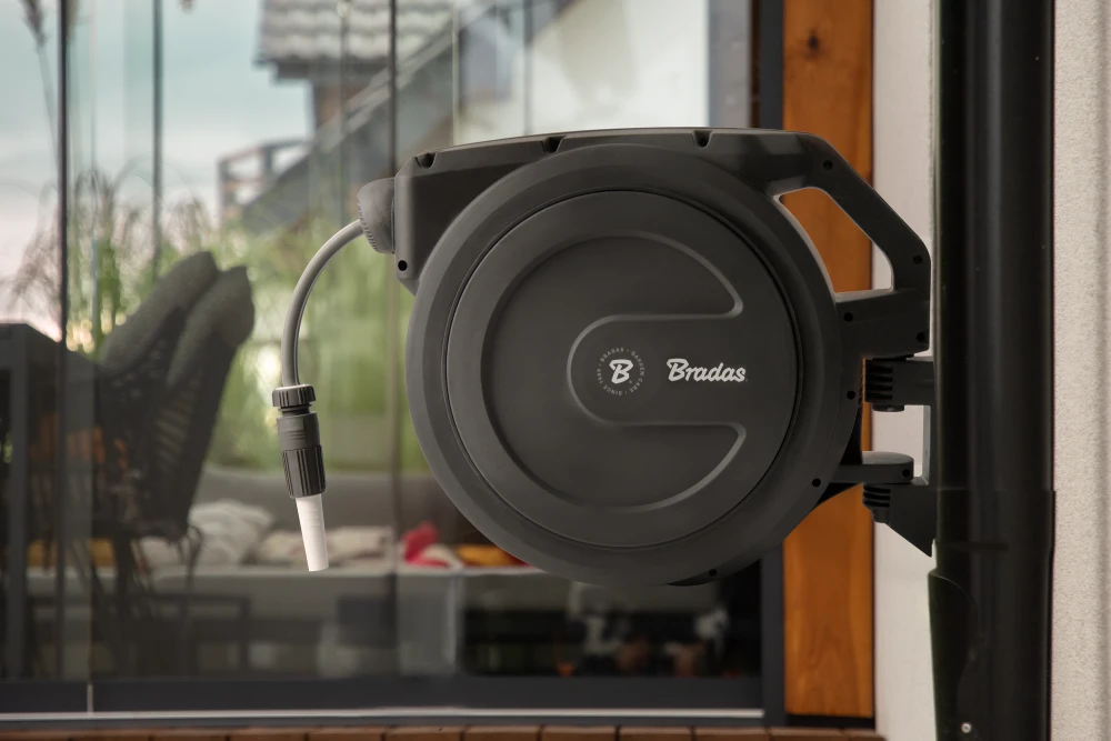 Automatinė žarnos ritė Bradas Baltas LINE su laistymo žarna 1/2" 40m