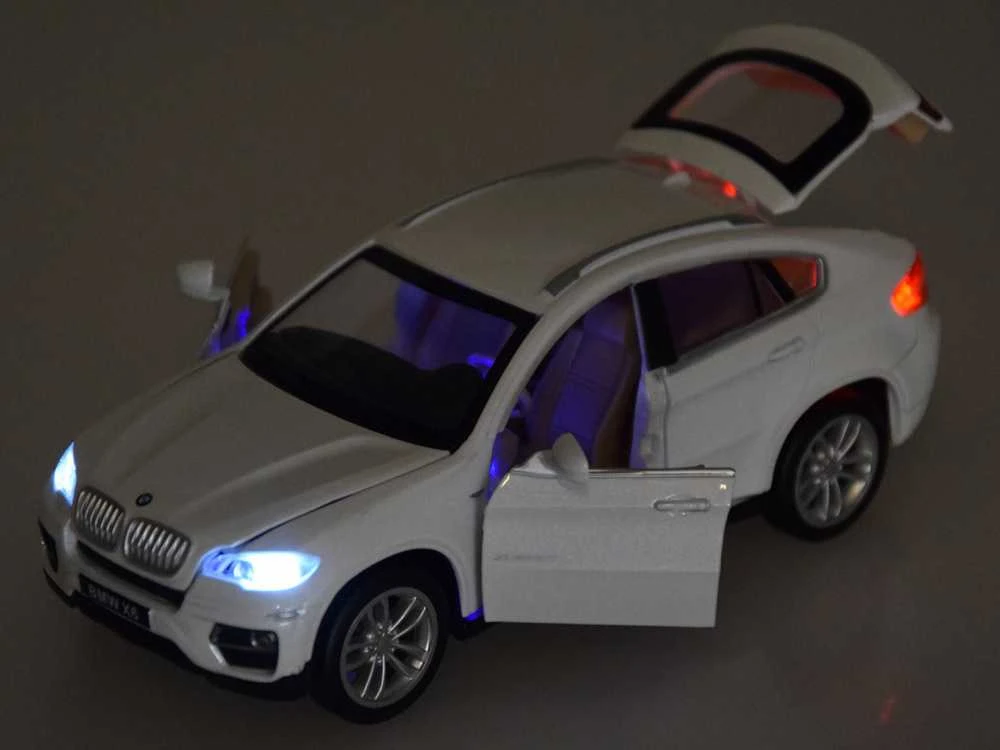 Automobilis BMW X6 su garso ir šviesos efektais, baltas