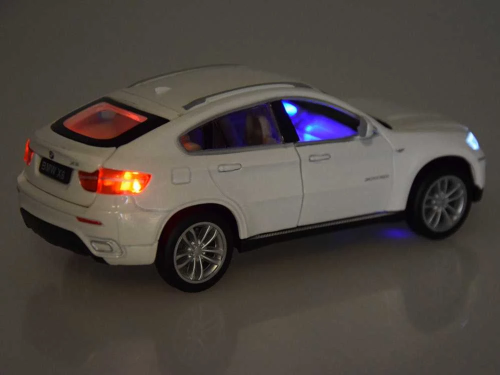 Automobilis BMW X6 su garso ir šviesos efektais, baltas