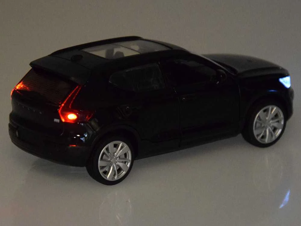 Automobilis Volvo XC40 su garso ir šviesos efektais, juodas