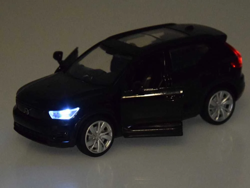Automobilis Volvo XC40 su garso ir šviesos efektais, juodas