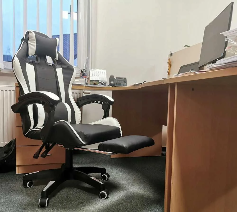 Biuro/žaidimų kėdė su kojų atrama ir masažo funkcija, juoda/balta