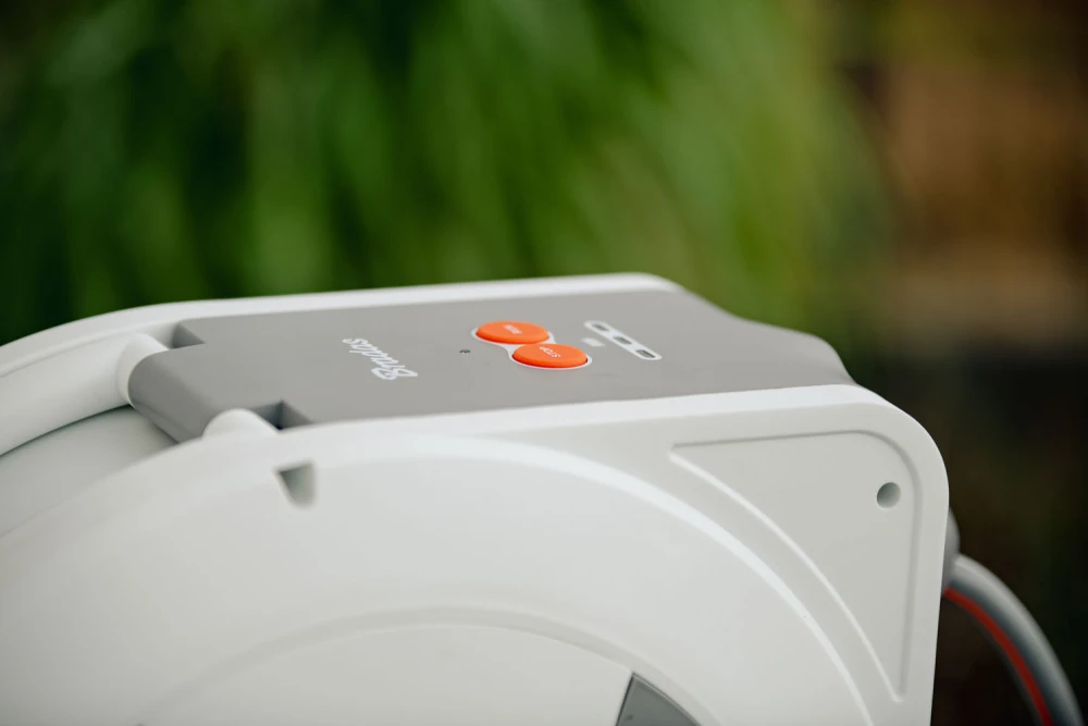 Elektroninė automatinė žarnos ritė Bradas Baltas LINE su laistymo žarna 1/2" 30m