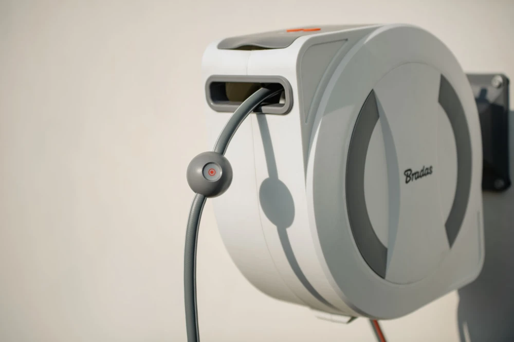 Elektroninė automatinė žarnos ritė Bradas Baltas LINE su laistymo žarna 1/2" 30m
