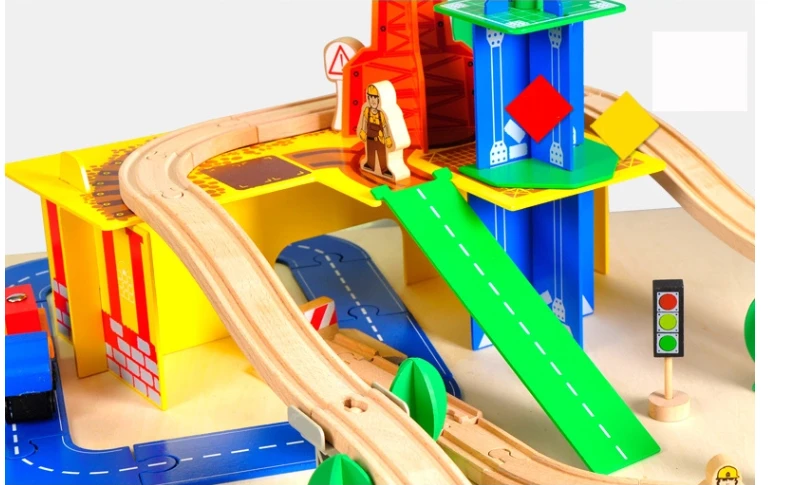 Medinė trasa su kranu ir priedais, 80 d.