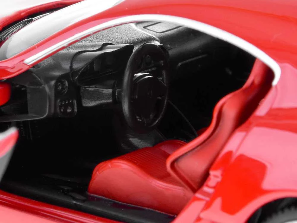 Metalinis automobilis Alfa Romeo 8C su šviesos ir garso efektais
