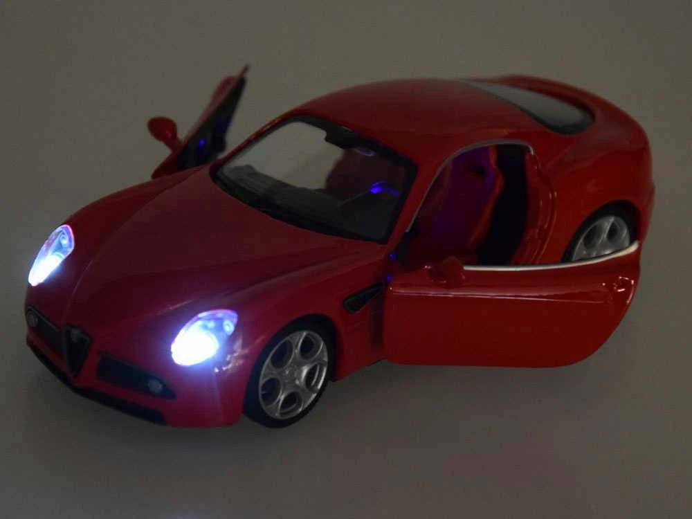 Metalinis automobilis Alfa Romeo 8C su šviesos ir garso efektais